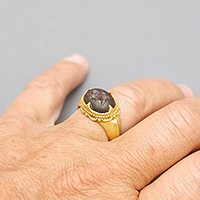 GOLD RING AND INTAGLIO GARNET ALEXANDER THE GREAT